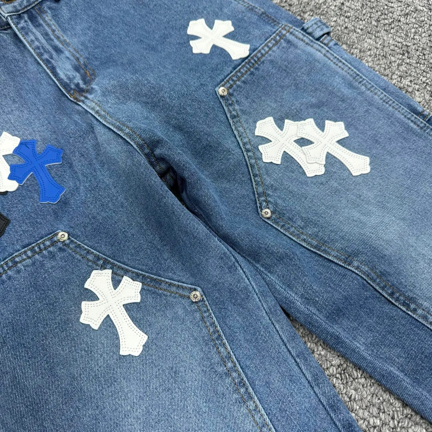 P280 Style number: H847 ChromeHearts & Chrome Hearts [New on unlabeled support platform] 2025 new logging multi-pocket black and white blue cross patch leather couple's washed jeans Top ceiling quality Styles with different washed textures, very friendly to people with thin legs and thick legs, straight and loose version very flattering leg shape Timeless moderate length, easy and casual to match, basic styling for various styles, a must-have in the wardrobe! The fabric is stiff but also makes the upper body soft without losing texture. The washing process is even more perfect. It is a must-have item for everyone! ! !  Size: 30-32-34-36 Color: blue